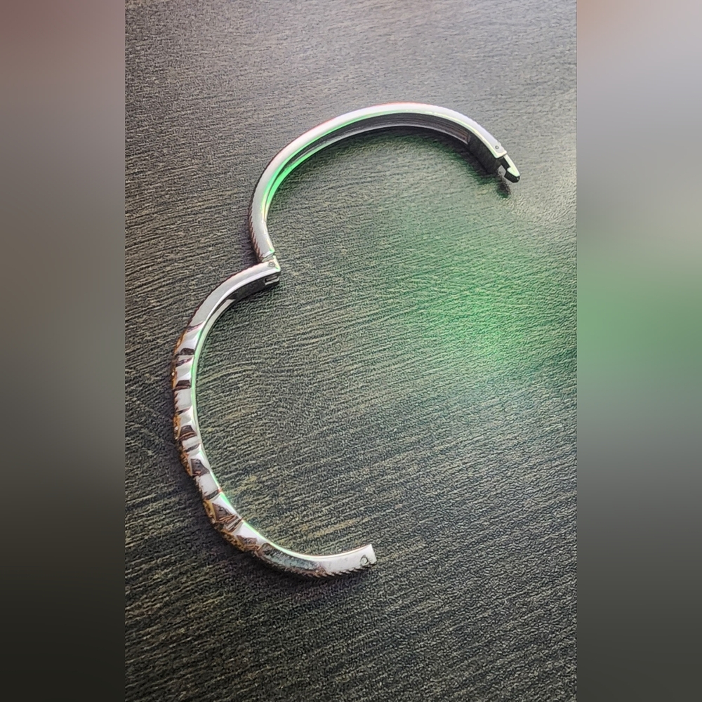 Elegant Silver‎ Tone Bracelet - Picture 2 of 5